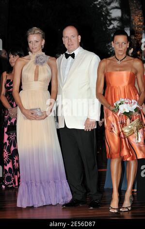 Charlene Wittstock, le Prince Albert II et la princesse Stephanie de Monaco arrivent au 60e ballon de la Croix-Rouge qui s'est tenu au Sporting à Monte-Carlo, Monaco, le 1er août 2008. Photo de Thierry Orban/ABACAPRESS.COM Banque D'Images