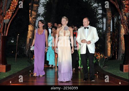 La princesse Caroline de Monaco, Charlene Wittstock et le prince Albert II de Monaco arrivent au 60e ballon de la Croix-Rouge qui s'est tenu au Sporting à Monte-Carlo, Monaco, le 1er août 2008. Photo de Thierry Orban/ABACAPRESS.COM Banque D'Images