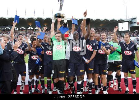 Ulrich Rame, gardien de but de Bordeaux, détient le trophée avec ses coéquipiers après le match de football « Champion's Trophy », Bordeaux vs Lyon, au stade « Chaban Delmas » de Bordeaux, France, le 2 août 2008. Le match s'est terminé par un tirage au sort de 0-0 et Bordeaux a défait 5-4, Lyon dans la fusillade de pénalité. Photo de Patrick Bernard/Cameleon/ABACAPRESS.COM Banque D'Images