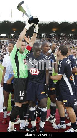 Ulrich Rame, gardien de but de Bordeaux, détient le trophée avec ses coéquipiers après le match de football « Champion's Trophy », Bordeaux vs Lyon, au stade « Chaban Delmas » de Bordeaux, France, le 2 août 2008. Le match s'est terminé par un tirage au sort de 0-0 et Bordeaux a défait 5-4, Lyon dans la fusillade de pénalité. Photo de Patrick Bernard/Cameleon/ABACAPRESS.COM Banque D'Images