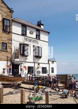 L'hôtel Bay à l'extrémité du sentier de la côte à la côte dans la baie de Robin des Bois sur la côte du Yorkshire. Banque D'Images