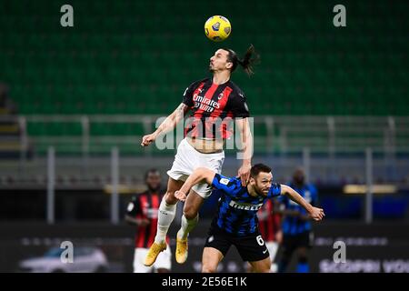 Milan, Italie. 26 janvier 2021. MILAN, ITALIE - 26 janvier 2021: Zlatan Ibrahimovic de l'AC Milan est en compétition avec Stefan de Vrij du FC Internazionale lors du match de football de Coppa Italia entre le FC Internazionale et l'AC Milan. (Photo de Nicolò Campo/Sipa USA) crédit: SIPA USA/Alay Live News Banque D'Images