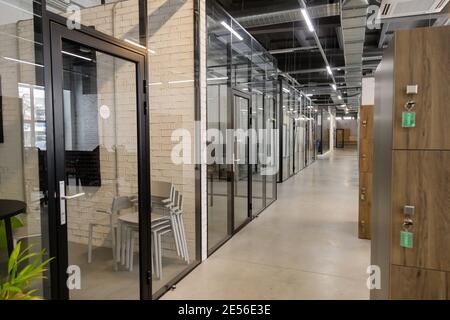 Bureau vide moderne avec cloisons en verre, intérieur de style loft. Vue en perspective Banque D'Images