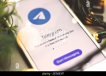 Kharkov, Ukraine - 26 janvier 2021 : photo de fête de l'application Telegram sur un écran de smartphone, réseau social, messagerie, avec bokeh Banque D'Images