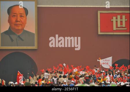 Le porte-flambeau Yao Ming, de l'équipe nationale de basket-ball de Chine et des roquettes NBA'a Houston, porte la torche alors qu'il passe par la porte Tienanmen avec le portrait du président Mao Zedong lors du relais des Jeux Olympiques de la flamme de Beijing en 2008 à Beijing, en Chine, le 6 août 2008. Photo de Gouhier-Hahn-Nebinger/Cameleon/ABACAPRESS.COM Banque D'Images