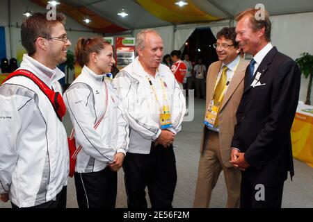 Grand-duc de Luxembourg avec le président olympique luxembourgeois Marc Theisen, la concurrente judo Marie Muller et l'entraîneur national de cycisme Marc Teisen assistent à une cérémonie de levée de drapeau avant les Jeux Olympiques de Beijing 2008 à Beijing, en Chine, le 5 août 2008. Photo de Guy Wolff/ABACAPRESS.COM Banque D'Images