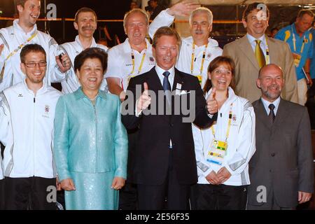 Le Grand-duc de Luxembourg avec le maire olympique et du village assiste à une cérémonie de levée de drapeau avant les Jeux Olympiques de Beijing 2008 à Beijing, en Chine, le 5 août 2008. Photo de Guy Wolff/ABACAPRESS.COM Banque D'Images