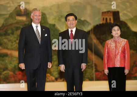 Le prince Philippe de Belgique pose une photo avec le président chinois Hu Jintao et sa femme Liu Yongqing (R) avant un banquet de bienvenue au Grand Hall des gens de Beijing le 8 août 2008. Les dirigeants mondiaux qui arrivent en Chine pour assister à la cérémonie d'ouverture des Jeux Olympiques de Beijing en 2008. Photo de Guy Wolff/ABACAPRESS.COM Banque D'Images