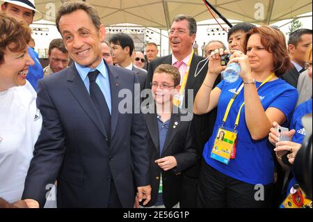 Le président français Nicolas Sarkozy, aux côtés de son fils, Louis rend visite aux athlètes olympiques français avant la cérémonie d’ouverture au village olympique de Beijing, en Chine, le 8 août 2008. Photo de Gouhier-Hahn-Nebinger/ABACAPRESS.COM Banque D'Images