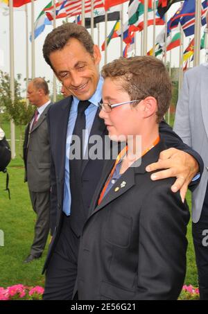 Le président français Nicolas Sarkozy, aux côtés de son fils, Louis rend visite aux athlètes olympiques français avant la cérémonie d’ouverture au village olympique de Beijing, en Chine, le 8 août 2008. Photo de Gouhier-Hahn-Nebinger/ABACAPRESS.COM Banque D'Images