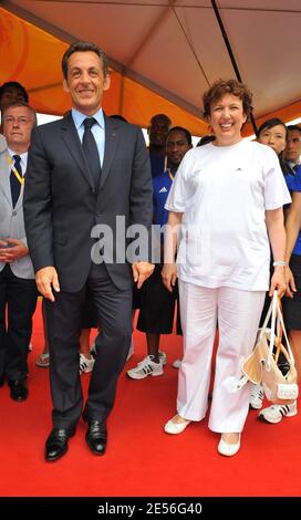 Le président français Nicolas Sarkozy aux côtés du ministre de la Santé, de la Jeunesse, des Sports et du secteur bénévole, Roselyne Bachelot rend visite aux athlètes olympiques français avant la cérémonie d'ouverture au village olympique de Beijing, en Chine, le 8 août 2008. Photo de Gouhier-Hahn-Nebinger/ABACAPRESS.COM Banque D'Images