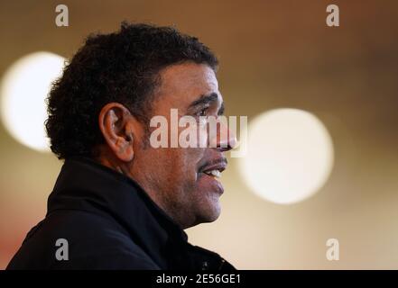 Chris Kamara, expert de Sky Sports, lors du match de la Sky Bet League One au Keepmoat Stadium, Doncaster. Date de la photo: Mardi 26 janvier 2021. Banque D'Images