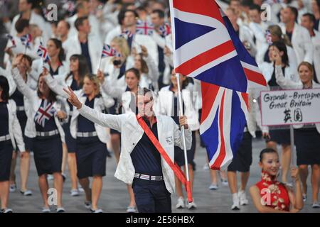 Le nageur Mark Foster, de Grande-Bretagne, porte le drapeau de son pays lors de la cérémonie d'ouverture des Jeux Olympiques d'été de Beijing en 2008 au stade national de Beijing, en Chine, le 8 août 2008. Photo de Gouhier-Hahn-Nebinger/ABACAPRESS.COM Banque D'Images