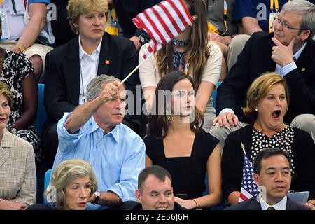 LE président AMÉRICAIN George W Bush, sa femme Laura, sa fille Barbara et l'ancien président américain George H. W. Bush en finale de natation au centre aquatique national olympique deuxième jour des XXIX Jeux olympiques à Beijing, en Chine, le 10 août 2008. Photo de Gouhier-Hahn-Nebinger/Cameleon/ABACAPRESS.COM Banque D'Images