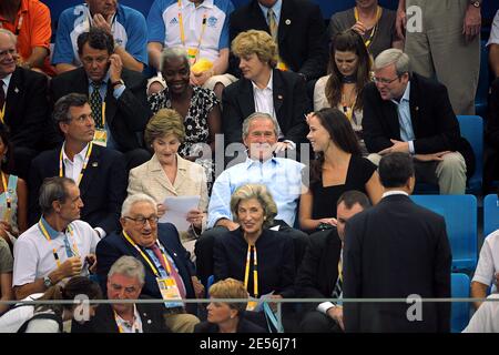 LE président AMÉRICAIN George W Bush, sa femme Laura, sa fille Barbara et l'ancien président américain George H. W. Bush en finale de natation au centre aquatique national olympique deuxième jour des XXIX Jeux olympiques à Beijing, en Chine, le 10 août 2008. Photo de Gouhier-Hahn-Nebinger/Cameleon/ABACAPRESS.COM Banque D'Images