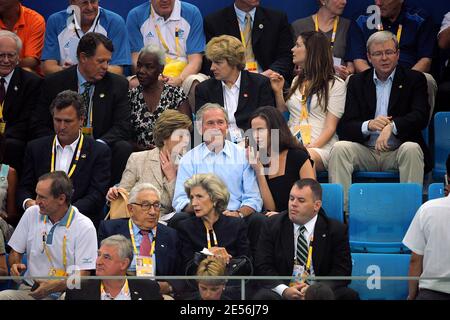 LE président AMÉRICAIN George W Bush, sa femme Laura, sa fille Barbara et l'ancien président américain George H. W. Bush en finale de natation au centre aquatique national olympique deuxième jour des XXIX Jeux olympiques à Beijing, en Chine, le 10 août 2008. Photo de Gouhier-Hahn-Nebinger/Cameleon/ABACAPRESS.COM Banque D'Images