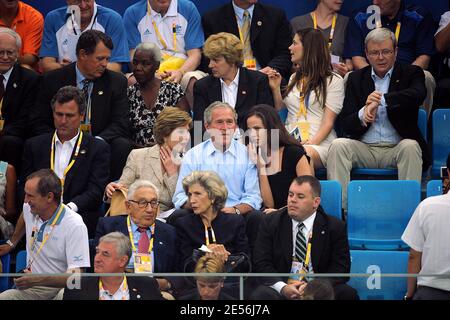 LE président AMÉRICAIN George W Bush, sa femme Laura, sa fille Barbara et l'ancien président américain George H. W. Bush en finale de natation au centre aquatique national olympique deuxième jour des XXIX Jeux olympiques à Beijing, en Chine, le 10 août 2008. Photo de Gouhier-Hahn-Nebinger/Cameleon/ABACAPRESS.COM Banque D'Images