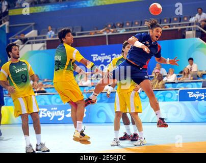 France Bertrand Gille lors du match de qualification de handball masculin, France contre Brésil pendant la XXIXe Olympiade au gymnase du Centre olympique de Beijing, Chine, le 10 août 2008. La France a gagné 34-26. Photo de Gouhier-Hahn-Nebinger/Cameleon/ABACAPRESS.COM Banque D'Images