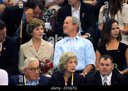 LE président AMÉRICAIN George W Bush, sa femme Laura, sa fille Barbara et l'ancien président américain George H. W. Bush en finale de natation au centre aquatique national olympique deuxième jour des XXIX Jeux olympiques à Beijing, en Chine, le 10 août 2008. Photo de Gouhier-Hahn-Nebinger/Cameleon/ABACAPRESS.COM Banque D'Images