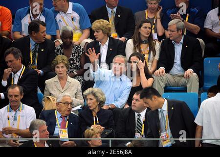 LE président AMÉRICAIN George W Bush, sa femme Laura, sa fille Barbara et l'ancien président américain George H. W. Bush en finale de natation au centre aquatique national olympique deuxième jour des XXIX Jeux olympiques à Beijing, en Chine, le 10 août 2008. Photo de Gouhier-Hahn-Nebinger/Cameleon/ABACAPRESS.COM Banque D'Images