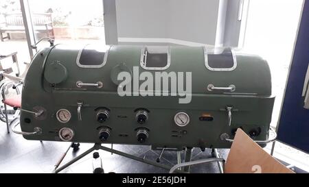 Eine Eiserne Lunge Medilunge war eines der ersten klinischen Geräte, das eine maschinelle Beatmung eines Menschen erglichmöte. UM 1920 entwickelte sie Banque D'Images