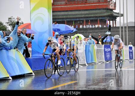 Nicole Cooke, de Grande-Bretagne, franchit la ligne d'arrivée pour gagner l'or dans l'événement de cyclisme sur route pour femmes avec un temps de 3 heures, 32 minutes et 24 secondes devant Emma Johansson (R), de Suède, lors des Jeux Olympiques de Beijing 2008, près de la Grande Muraille à Juyongguan, 78 km au nord de Beijing, Chine, le 10 août 2008. Longo-Cipreulli est arrivé le 24. Photo de Gouhier-Hahn-Nebinger/Cameleon/ABACAPRESS.COM Banque D'Images