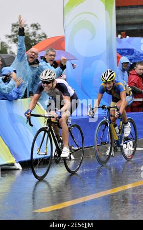 Nicole Cooke, de Grande-Bretagne, franchit la ligne d'arrivée pour gagner l'or dans l'événement de cyclisme sur route pour femmes avec un temps de 3 heures, 32 minutes et 24 secondes devant Emma Johansson (R), de Suède, lors des Jeux Olympiques de Beijing 2008, près de la Grande Muraille à Juyongguan, 78 km au nord de Beijing, Chine, le 10 août 2008. Longo-Cipreulli est arrivé le 24. Photo de Gouhier-Hahn-Nebinger/Cameleon/ABACAPRESS.COM Banque D'Images