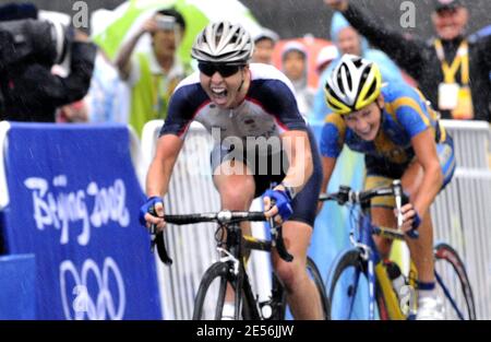 Nicole Cooke, de Grande-Bretagne, franchit la ligne d'arrivée pour gagner l'or dans l'événement de cyclisme sur route pour femmes avec un temps de 3 heures, 32 minutes et 24 secondes devant Emma Johansson (R), de Suède, lors des Jeux Olympiques de Beijing 2008, près de la Grande Muraille à Juyongguan, 78 km au nord de Beijing, Chine, le 10 août 2008. Longo-Cipreulli est arrivé le 24. Photo de Gouhier-Hahn-Nebinger/Cameleon/ABACAPRESS.COM Banque D'Images