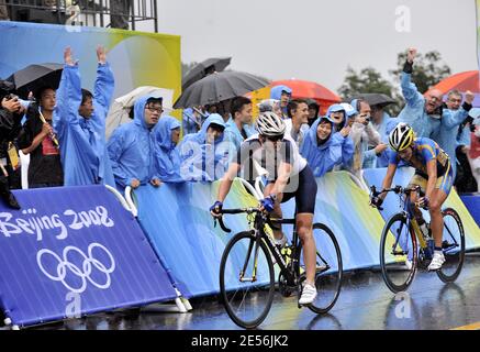 Nicole Cooke, de Grande-Bretagne, franchit la ligne d'arrivée pour gagner l'or dans l'événement de cyclisme sur route pour femmes avec un temps de 3 heures, 32 minutes et 24 secondes devant Emma Johansson (R), de Suède, lors des Jeux Olympiques de Beijing 2008, près de la Grande Muraille à Juyongguan, 78 km au nord de Beijing, Chine, le 10 août 2008. Longo-Cipreulli est arrivé le 24. Photo de Gouhier-Hahn-Nebinger/Cameleon/ABACAPRESS.COM Banque D'Images