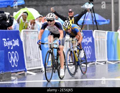 Nicole Cooke, de Grande-Bretagne, franchit la ligne d'arrivée pour gagner l'or dans l'événement de cyclisme sur route pour femmes avec un temps de 3 heures, 32 minutes et 24 secondes devant Emma Johansson (R), de Suède, lors des Jeux Olympiques de Beijing 2008, près de la Grande Muraille à Juyongguan, 78 km au nord de Beijing, Chine, le 10 août 2008. Longo-Cipreulli est arrivé le 24. Photo de Gouhier-Hahn-Nebinger/Cameleon/ABACAPRESS.COM Banque D'Images