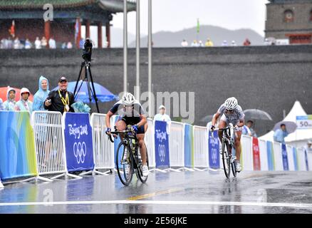 Nicole Cooke, de Grande-Bretagne, franchit la ligne d'arrivée pour gagner l'or dans l'événement de cyclisme sur route pour femmes avec un temps de 3 heures, 32 minutes et 24 secondes devant Emma Johansson (R), de Suède, lors des Jeux Olympiques de Beijing 2008, près de la Grande Muraille à Juyongguan, 78 km au nord de Beijing, Chine, le 10 août 2008. Longo-Cipreulli est arrivé le 24. Photo de Gouhier-Hahn-Nebinger/Cameleon/ABACAPRESS.COM Banque D'Images