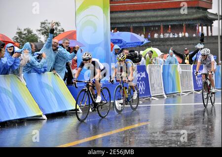 Nicole Cooke, de Grande-Bretagne, franchit la ligne d'arrivée pour gagner l'or dans l'événement de cyclisme sur route pour femmes avec un temps de 3 heures, 32 minutes et 24 secondes devant Emma Johansson (R), de Suède, lors des Jeux Olympiques de Beijing 2008, près de la Grande Muraille à Juyongguan, 78 km au nord de Beijing, Chine, le 10 août 2008. Longo-Cipreulli est arrivé le 24. Photo de Gouhier-Hahn-Nebinger/Cameleon/ABACAPRESS.COM Banque D'Images