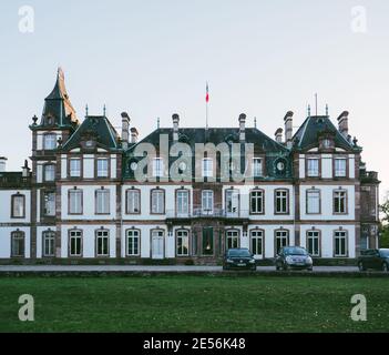 Strasbourg, France - 5 octobre 2018 : vue rapprochée du château de Pourtales transformé en centre de convection et hôtel dans la forêt emblématique de Robertsau Banque D'Images