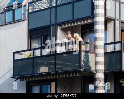 Paris, France -9 octobre 2018 : deux femmes âgées sur le grand balcon respirent de l'air frais dans un immeuble d'architecture française Banque D'Images