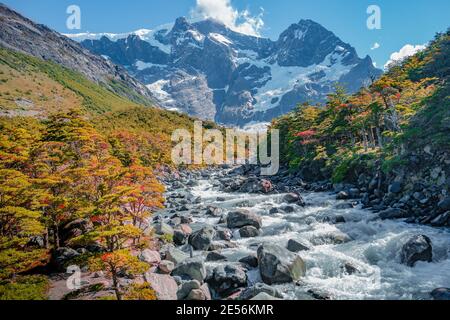 Rivière de montagne dans le parc national de Torres del Paine à la journée ensoleillée et ciel bleu, Patagonie, Chili Banque D'Images