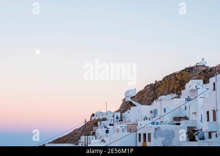 Vue sur Chora sur l'île de Serifos. Banque D'Images