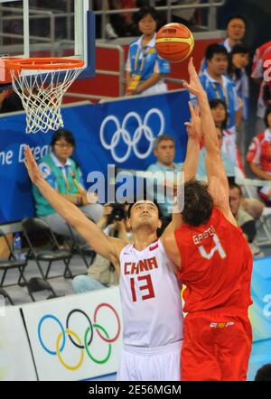 Yao Ming en Chine et Pau Gasol en Espagne lors de leur match de basket-ball masculin du groupe B 4 des XXIX Jeux Olympiques au gymnase olympique de basket-ball à Beijing, en Chine, le 12 août 2008. L'Espagne a gagné 85-75. Photo de Jean-Michel Psaila/Cameleon/ABACAPRESS.COM Banque D'Images