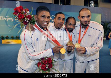 L'équipe de France avec Jean-Michel Lucenay, Ulrich Robieri, Jerome Jeannet et Fabrice Jeannet fêtent après avoir remporté la médaille d'or dans l'équipe masculine epee Match France contre Pologne lors de la Journée des Jeux Olympiques de Beijing 7 au Hall d'Escrime du Centre de congrès national de Beijing, en Chine, le 15 août 2008. L'équipe de France a gagné 45-29. Photo de Gouhier-Hahn-Nebinger/Cameleon/ABACAPRESS.COM Banque D'Images