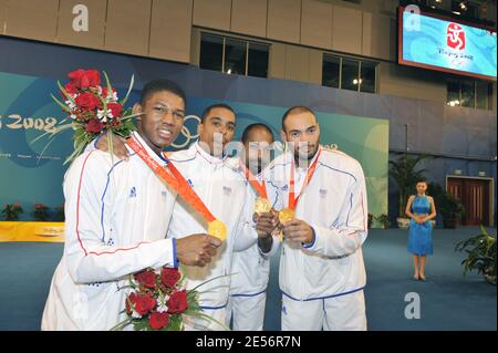 L'équipe de France avec Jean-Michel Lucenay, Ulrich Robieri, Jerome Jeannet et Fabrice Jeannet fêtent après avoir remporté la médaille d'or dans l'équipe masculine epee Match France contre Pologne lors de la Journée des Jeux Olympiques de Beijing 7 au Hall d'Escrime du Centre de congrès national de Beijing, en Chine, le 15 août 2008. L'équipe de France a gagné 45-29. Photo de Gouhier-Hahn-Nebinger/Cameleon/ABACAPRESS.COM Banque D'Images