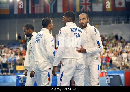 L'équipe de France avec Jean-Michel Lucenay, Ulrich Robieri, Jerome Jeannet et Fabrice Jeannet fêtent après avoir remporté la médaille d'or dans l'équipe masculine epee Match France contre Pologne lors de la Journée des Jeux Olympiques de Beijing 7 au Hall d'Escrime du Centre de congrès national de Beijing, en Chine, le 15 août 2008. L'équipe de France a gagné 45-29. Photo de Gouhier-Hahn-Nebinger/Cameleon/ABACAPRESS.COM Banque D'Images