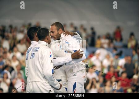 L'équipe de France avec Jean-Michel Lucenay, Ulrich Robieri, Jerome Jeannet et Fabrice Jeannet fêtent après avoir remporté la médaille d'or dans l'équipe masculine epee Match France contre Pologne lors de la Journée des Jeux Olympiques de Beijing 7 au Hall d'Escrime du Centre de congrès national de Beijing, en Chine, le 15 août 2008. L'équipe de France a gagné 45-29. Photo de Gouhier-Hahn-Nebinger/Cameleon/ABACAPRESS.COM Banque D'Images