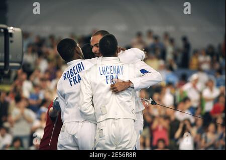 L'équipe de France avec Jean-Michel Lucenay, Ulrich Robieri, Jerome Jeannet et Fabrice Jeannet fêtent après avoir remporté la médaille d'or dans l'équipe masculine epee Match France contre Pologne lors de la Journée des Jeux Olympiques de Beijing 7 au Hall d'Escrime du Centre de congrès national de Beijing, en Chine, le 15 août 2008. L'équipe de France a gagné 45-29. Photo de Gouhier-Hahn-Nebinger/Cameleon/ABACAPRESS.COM Banque D'Images