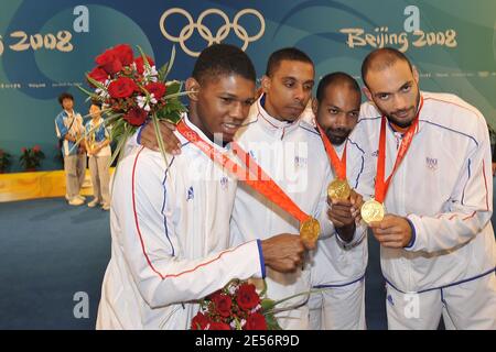 L'équipe de France avec Jean-Michel Lucenay, Ulrich Robieri, Jerome Jeannet et Fabrice Jeannet fêtent après avoir remporté la médaille d'or dans l'équipe masculine epee Match France contre Pologne lors de la Journée des Jeux Olympiques de Beijing 7 au Hall d'Escrime du Centre de congrès national de Beijing, en Chine, le 15 août 2008. L'équipe de France a gagné 45-29. Photo de Gouhier-Hahn-Nebinger/Cameleon/ABACAPRESS.COM Banque D'Images