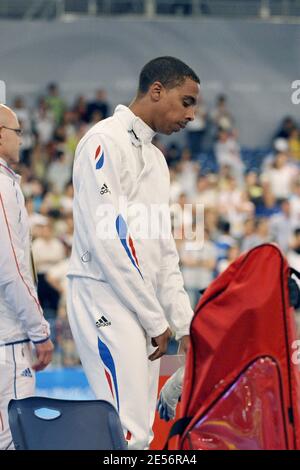 Jean-Michel Lucenay, en France, a été abattu après que ses coéquipiers aient remporté la médaille d'or de l'équipe masculine Epee Match France contre Pologne lors de la journée des Jeux Olympiques de Beijing 7 au Fescrime Hall of National Convention Center de Beijing, en Chine, le 15 août 2008. L'équipe de France a gagné 45-29. Photo de Gouhier-Hahn-Nebinger/Cameleon/ABACAPRESS.COM Banque D'Images