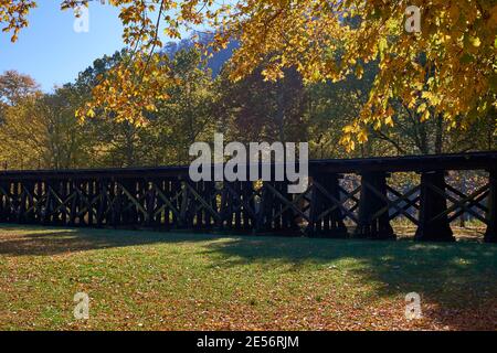 La piste de chemin de fer en bois surélevée pour l'ancienne route Winchester & Potomac, maintenant CSX. En automne, à Harpers Ferry, Virginie-Occidentale. Banque D'Images