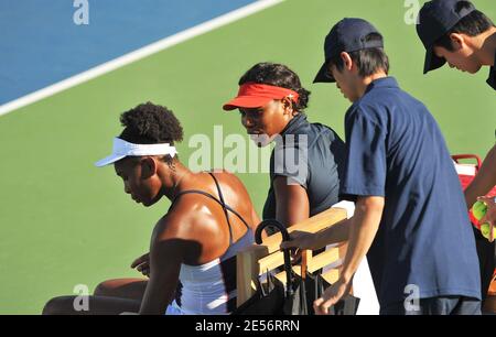 Venus Williams des États-Unis et sa sœur Serena Williams défaites, 7-5, 6-2, Ayumi Morita du Japon et sa compatriot ai Sugiyama pendant les doubles de tennis féminin deuxième tour le jour 7 des Jeux Olympiques de Beijing 2008 au Centre Olympique de tennis Vert à Beijing, Chine le 15 août 2008. Photo de Jean-Michel Psaila/Cameleon/ABACAPRESS.COM Banque D'Images