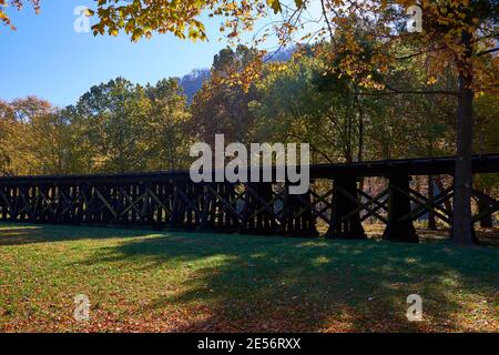 La piste de chemin de fer en bois surélevée pour l'ancienne route Winchester & Potomac, maintenant CSX. En automne, à Harpers Ferry, Virginie-Occidentale. Banque D'Images