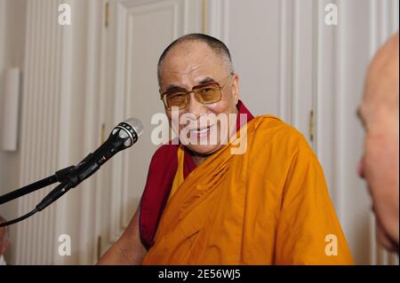 Le guide spirituel tibétain exilé, le Dalaï Lama prononce un discours lors d'une cérémonie à la mairie de Nantes, dans l'ouest de la France, le 18 août 2008. Le guide spirituel tibétain de 73 ans s'est envolé à Paris le 11 août pour la visite de 12 jours au plus fort des Jeux Olympiques de Beijing, après avoir mis à l'abri des projets de rencontre avec le président Nicolas Sarkozy par crainte d'irriter la Chine. Photo de Regis Routier/ville de Nantes/ABACAPRESS.COM Banque D'Images