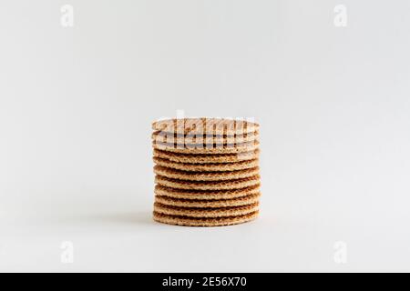 Une pile de stropwafels hollandais (sirop ou gaufres au caramel) sur fond blanc, gros plan Banque D'Images