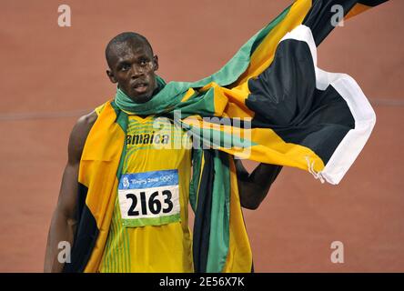Ubain Bolt de Jamaïque réagit après avoir battu le record du monde avec un temps de 19.30 pour gagner la médaille d'or dans la finale masculine de 200m pendant l'épreuve d'athlétisme des Jeux Olympiques de Beijing 2008 le jour 12 au Stade national de Beijing, Chine le 20 août 2008. Photo de Willis Parker/Cameleon/ABACAPRESS.COM Banque D'Images